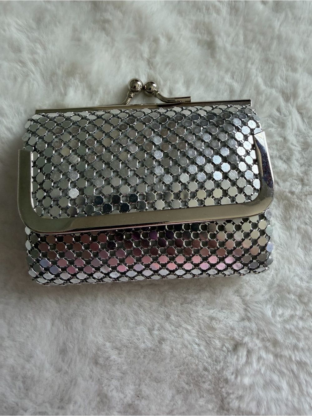 Y&S Original
ilver Metallic Mesh Kiss LOCk
Wallet Clutch / Tri-Fold Coin Purse